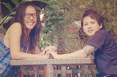 Aming-Evelyn Pamer Foto Pangku-Pangkuan dan Ciuman Bibir, Ini Reaksi Netter