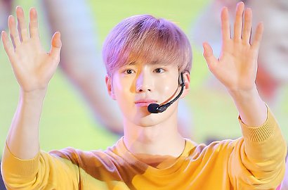 Lebih Mahal dari Kemejanya, Kacamata Keren Suho Ternyata Rp 2 Jutaan