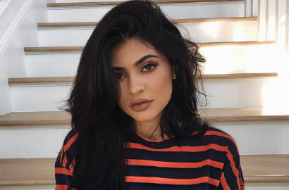 Kylie Jenner Selfie Cuma Pakai Bra dan Celana Dalam, Netter: Dasar Porno