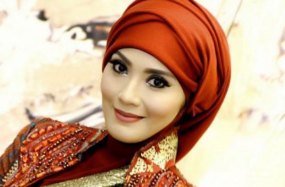 Lepas dari 'Cengkeraman' Gatot Brajamusti, Elma Theana Disembuhkan Oleh Habib