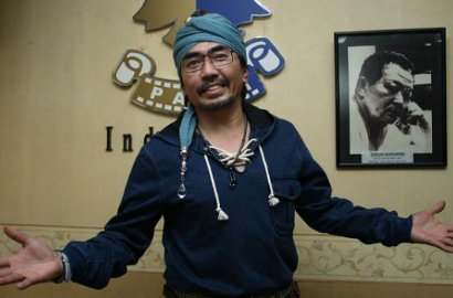 Diduga Dijadikan 'Korban', Gatot Brajamusti Sering Bawa Gadis ABG ke Padepokannya