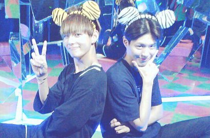 Cuek Dilihat Fans, Park Bo Gum-V BTS Asyik Naik Subway Bareng