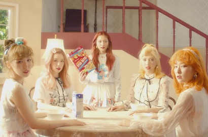 Ngeri, Red Velvet Saling Bunuh di MV 'Russian Roulette'