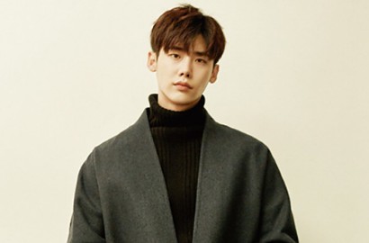 So Cute, Lee Jong Suk Pamer Casing Ponsel Bergambar Selfie