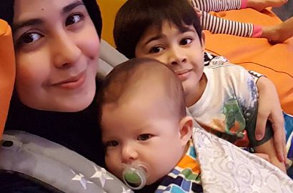 Risty Tagor Pamer Foto Arkana, Stuart Collin Baper Kangen Anak