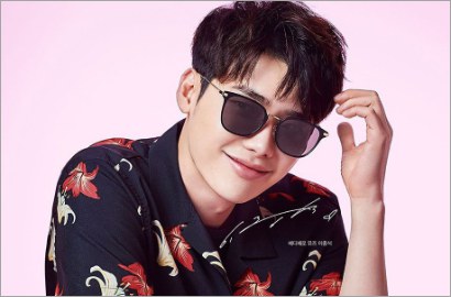 Awas Meleleh! Begini Gantengnya Lee Jong Suk Pose di Iklan Kacamata