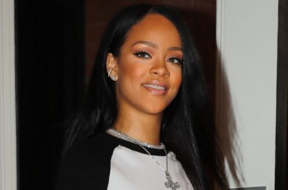 Pose Pegang Dada Untuk Majalah, Rihanna Dipuji Cantik Bak Dewi
