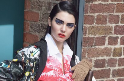 Pakai Riasan Gothik, Kendall Jenner Pamer Dada dengan Busana Menerawang di Vogue
