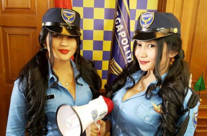 Indro Kocak, Duo Serigala Pakai Bikini di Trailer 'Security Ugal-Ugalan'