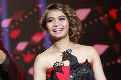 Rina Nose Pakai Hijab Gara-Gara Patah Hati?