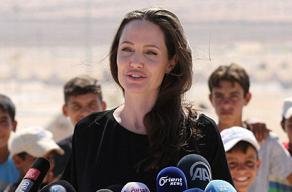 Tak Pakai Bra Saat Kunjungi Korban Perang Suriah, Angelina Jolie Dibela Netter
