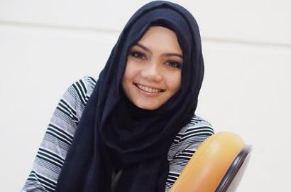 Bukan Gara-Gara Patah Hati, Ternyata Ini Alasan Rina Nose Mantap Berhijab