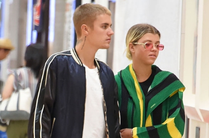Sofia Richie Kepergok Asyik Merokok, Pelarian 'Ditinggal' Justin Bieber?