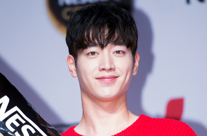 Senyum Bikin Meleleh, Seo Kang Joon Pamer Baju Hadiah dari Aktris Ini