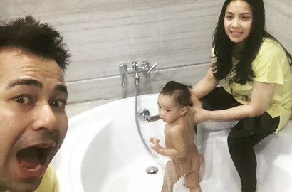 Cuek Isu Selingkuh, Raffi Pamer Video Nagita Slavina Memandikan Rafathar