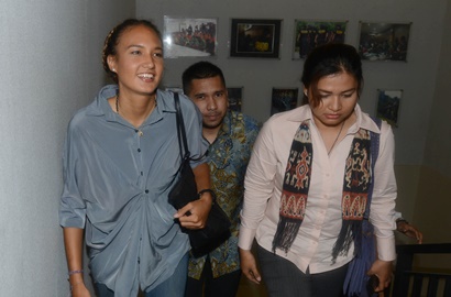 Datangi Polda Metro Jaya, Nadine Chandrawinata Hanya Tersenyum