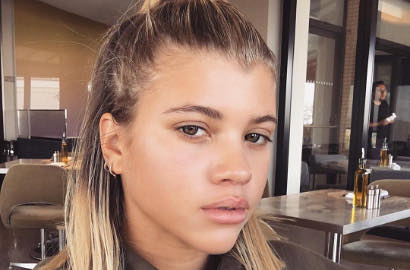 Cuek Putus dari Justin Bieber, Sofia Richie Pamer Pose Imut Bareng Teman