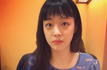 Pose Seksi Pakai Baju Tidur, Sulli Dipuji Cantik