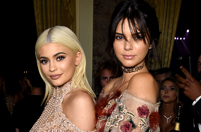 Pamer Ferrari Baru, Aksi Kendall dan Kylie Jenner Ini Malah Bikin Ngakak