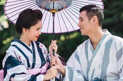 Berkimono Cantik, Putri Titian Kecup Mesra Junior Liem di Bawah Payung