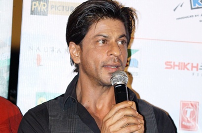 Super Atraktif, Shahrukh Khan Usaha Banget Pengen Jadi Superman di Video Ini