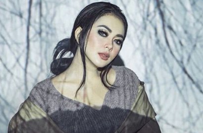 Foto Bareng Legenda Manchester United, Syahrini Bikin Heboh Netter