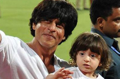 Bikin Gemes, Shahrukh Khan Pamer AbRam Asyik Joget Imut di Jalan