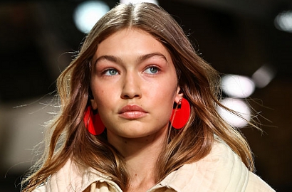 Gigi Hadid Tampil Cantik di Acara Paris Fashion Week, Seperti Apa?