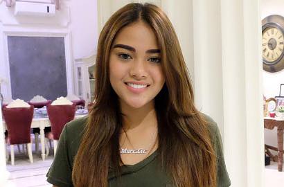 Berbusana Seksi dan Pamer Belahan Dada, Aurel Hermansyah Menggoda di Foto Ini