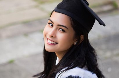 Pamer Senyum Ceria, Bahagianya Maudy Ayunda Saat Wisuda di Oxford University