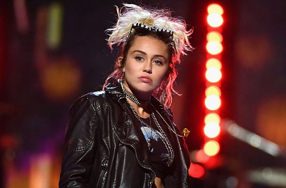 Unggah Video Duet Bareng Ayah, Miley Cyrus Bikin Fans Nangis Haru