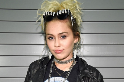 Diisukan Batal Nikahi Liam Hemsworth, Miley Cyrus Kembali Nyeleneh