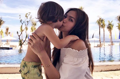 Sama-Sama Pose Bengong Seksi Bareng Baby El, Jessica Iskandar: Sudah Mirip Belum?