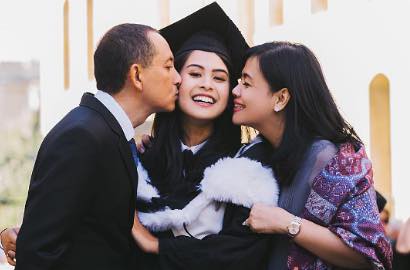 Keren, Maudy Ayunda Jadi Orang Indonesia Pertama Lulusan PPE di Oxford