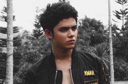 Cover Lagu Galau, Aliando Curhat Cinta Bertepuk Sebelah Tangan?