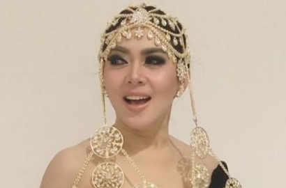 Melayang Imut dan Manja, Intip Aksi Levitasi Ala Syahrini