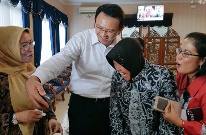 Diajak Selfie Bareng Ahok, Begini Reaksi Kocak Risma