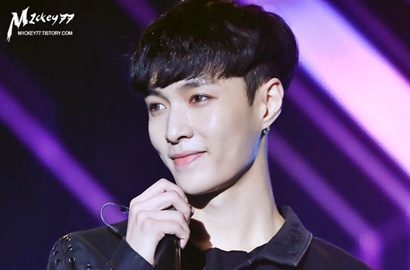 Waduh, Beredar Foto Lay EXO Diboyong Tandu Saat Pingsan di Bandara
