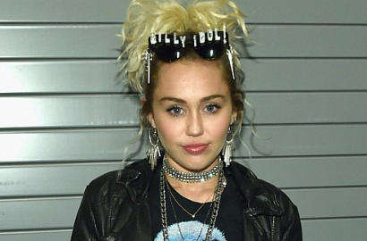 Jadi Model Sampul Majalah, Miley Cyrus Pede Akui Pacar Pertamanya Cewek