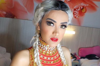 Terbaring Sakit, Julia Perez Malah Belepotan Asyik Makan Kue di Ranjang