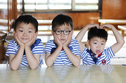 So Cute, Lucunya Minguk dan Manse Pakai Topi Musim Dingin Ini