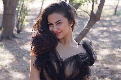 Seksi Menggoda, Ariel Tatum Dituding Telanjang Gara-Gara Pakai Gaun Ini