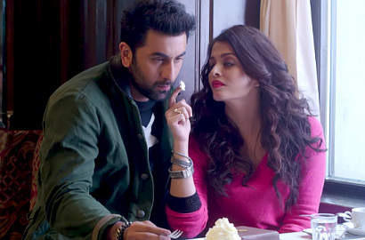 Pamer Paha Mulus, Aishwarya Rai Bersandar Mesra di Dada Ranbir Kapoor