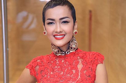 Syuting Ulang MV 'Belah Duren', Begini Keseksian Julia Perez