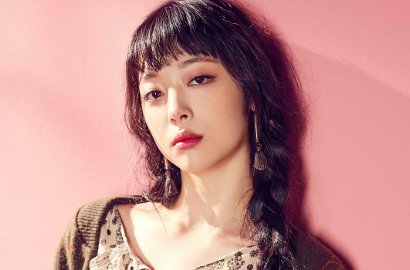 Sulli Berani Buka-Bukaan Pamer Video Renang Berbikini
