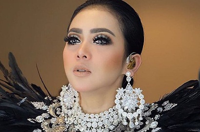 Wah, Syahrini Diajak Dash Berlin Naik ke Atas Meja Saat Nge-DJ