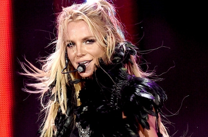 Tali Bra Putus di Tengah Penampilan, Britney Spears Hampir Telanjang Dada