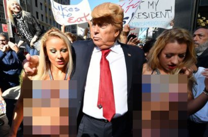 Bikin Geger, 'Donald Trump' Dikelilingi Model Seksi Berbikini di New York