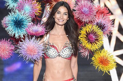 Usai Lily Aldridge, Giliran Model Eksotis Ini Pakai Bra Rp 39 Miliar di Victoria's Secret Show