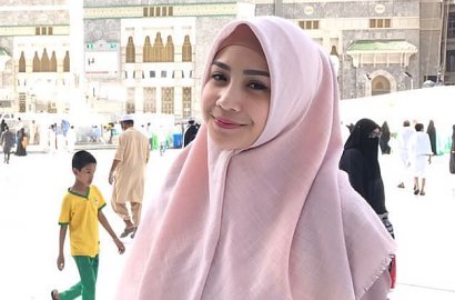 Pamer Senyum Cerah Selfie di Depan Ka'bah, Nagita Slavina Bikin Hati Adem